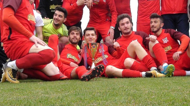 Herkes Şampiyonluk Kupasını Beklerken Futbolcu Evlilik Teklifinde Bulundu