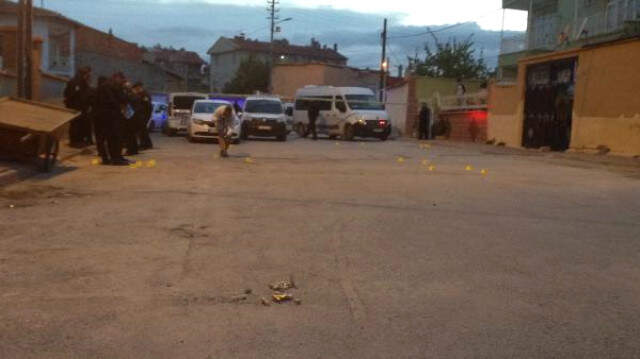 Konya İki Aile Arasında Silahlı Kavga 2'si Ağır 3 Yaralı Husumetli Aileler Sokak Ortasında Çatıştı: 2'si Ağır 3 Yaralı