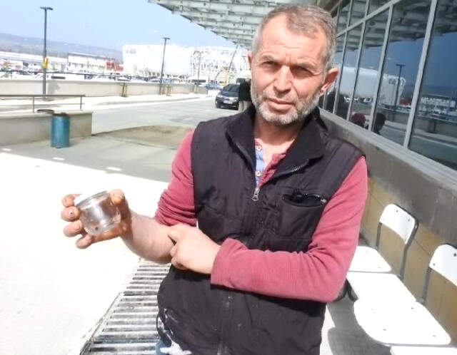 Piknik Dönüşü Pantolonundan Kene Çıktı, Kavanoza Koyup Hastaneye Götürdü