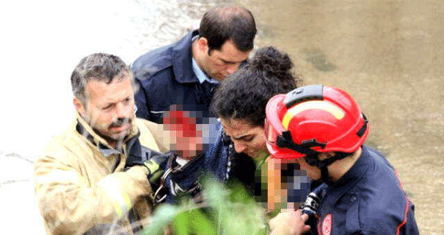 Sinir Krizi Geçiren Kadın, Önce Bileklerini Kesti Sonra Polise Saldırdı