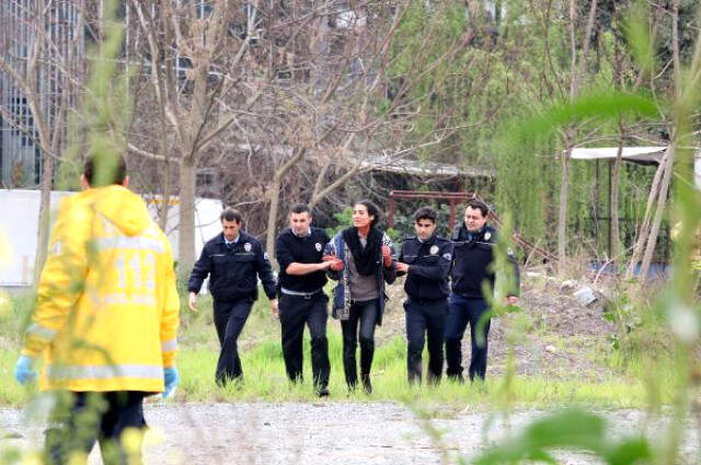 Sinir Krizi Geçiren Kadın, Önce Bileklerini Kesti Sonra Polise Saldırdı