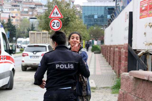 Sinir Krizi Geçiren Kadın, Önce Bileklerini Kesti Sonra Polise Saldırdı