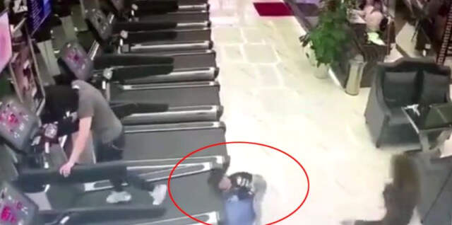 Spor Salonunda Görünmez Kaza! Küçük Çocuk Kolunu Koşu Bandına Kaptırdı Spor Salonunda Görünmez Kaza! Küçük Çocuk Kolunu Koşu Bandına Kaptırdı
