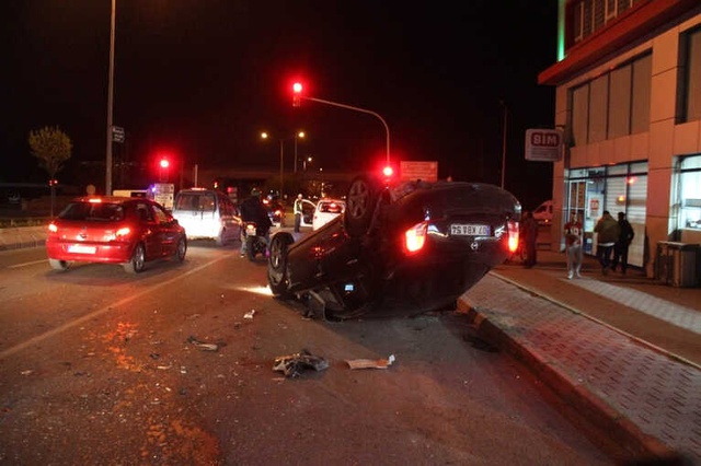 Ters Takla Atan Otomobilin Sürücüsü Kaza Yerinden Kaçtı