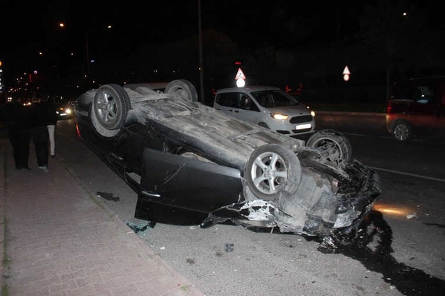 Ters Takla Atan Otomobilin Sürücüsü Kaza Yerinden Kaçtı