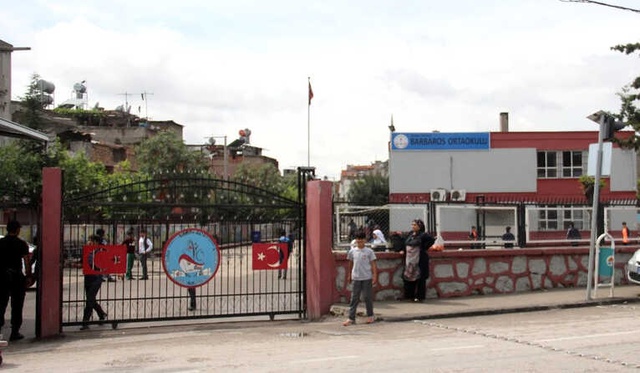 14 Yaşındaki Öğrenci Okuldan Çıkmak İstedi, Engel Olan Öğretmenini 3 Yerinden Bıçakladı