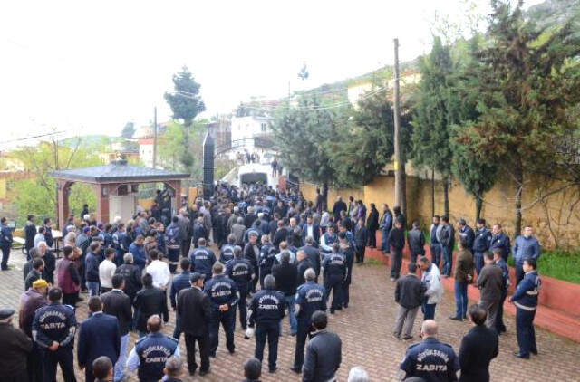 Annelerinin Öldürdüğü 2 Çocuğunu Toprağa Veren Babanın Feryadı: 'Sarıl' Diyordun Kızım, Sarıldım