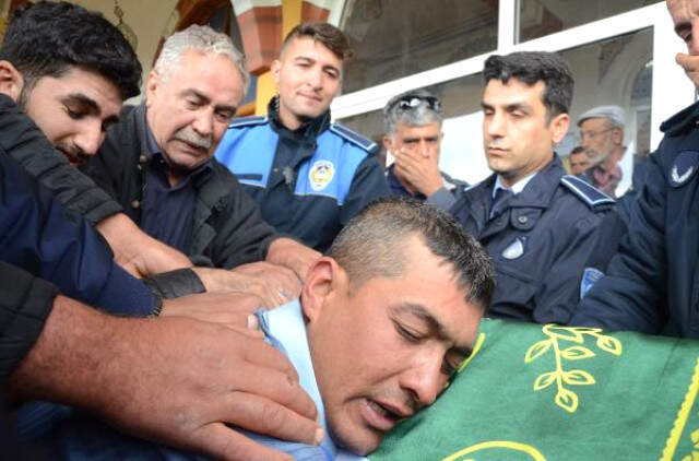 Annelerinin Öldürdüğü 2 Çocuğunu Toprağa Veren Babanın Feryadı: 'Sarıl' Diyordun Kızım, Sarıldım