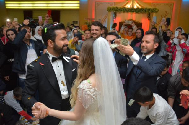 Mahmut Tuncer'in Şarkılarıyla Eğlendiler! Aşiret Düğününde Dolarlar Havada Uçuştu
