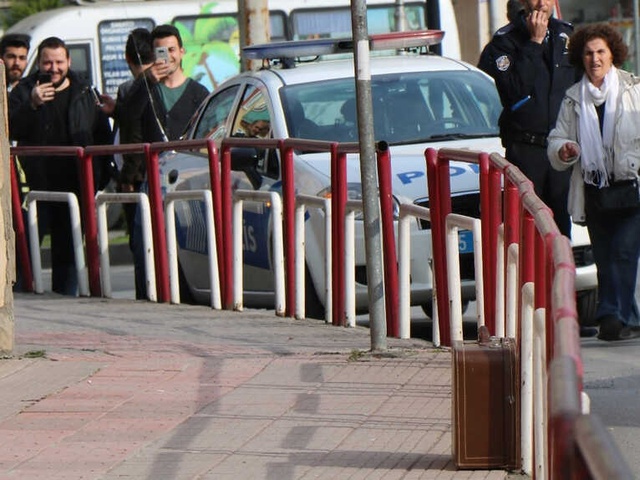 Vatandaşlar Yola Bırakılan Şüpheli Valizi Kameraya Çekmek İçin Birbiriyle Yarıştı