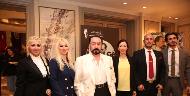 Adnan Oktar'ın Kedicikleri Atatürk Konulu Konferansa Katıldı