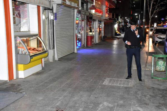 Alacak Verecek Tartışması Kanlı Bitti: 1 Ağır Yaralı <a class='keyword-sd' href='/cep-telefonu/' title='Cep Telefonu'>Cep Telefonu</a> Mağazasında Bıçaklar Konuştu: 1 Ağır Yaralı