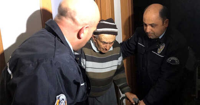Polis Zamanla Yarıştı! Evinin Tuvaletinde Mahsur Kalan Yaşlı Adam Kurtarıldı