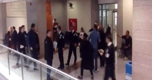 Metrobüs Sapığına 7 Yıl 6 Ay Hapis Verildi, Duruşma Sonrası Taraflar Birbirine Girdi Metrobüs Sapığına 7 Yıl 6 Ay Hapis Verildi, Duruşma Sonrası Taraflar Birbirine Girdi