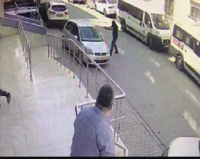 O Anlar Kamerada! Ümraniye'de Maskeli Saldırgan Otomobildeki Kişiye Kurşun Yağdırdı O Anlar Kamerada! Ümraniye'de Maskeli Saldırgan Otomobildeki Kişiye Kurşun Yağdırdı