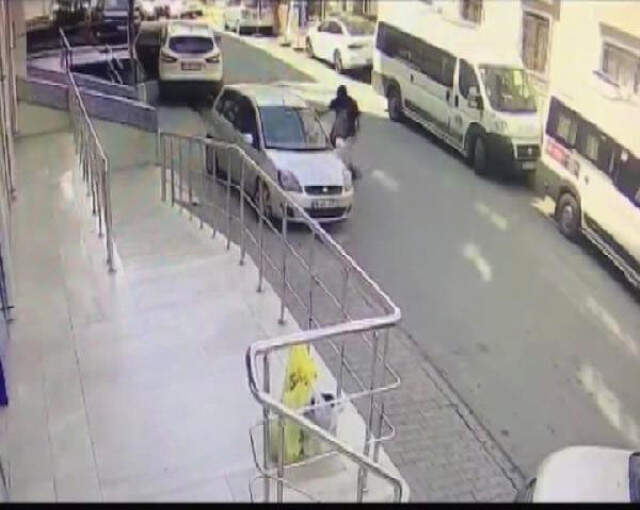O Anlar Kamerada! Ümraniye'de Maskeli Saldırgan Otomobildeki Kişiye Kurşun Yağdırdı O Anlar Kamerada! Ümraniye'de Maskeli Saldırgan Otomobildeki Kişiye Kurşun Yağdırdı