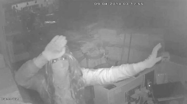 Peruk Takıp Göbek Ata Ata Dükkan Soyan Hırsız, Çıkmadan Önce de Büyük Tuvaletini Yaptı