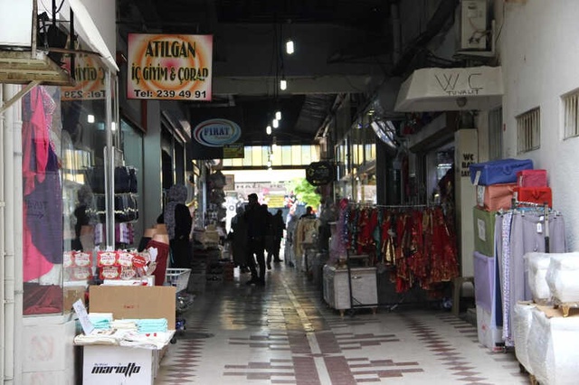 Peruk Takıp Göbek Ata Ata Dükkan Soyan Hırsız, Çıkmadan Önce de Büyük Tuvaletini Yaptı