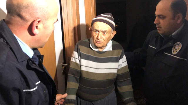 Polis Zamanla Yarıştı! Evinin Tuvaletinde Mahsur Kalan Yaşlı Adam Kurtarıldı Polis Zamanla Yarıştı! Evinin Tuvaletinde Mahsur Kalan Yaşlı Adam Kurtarıldı