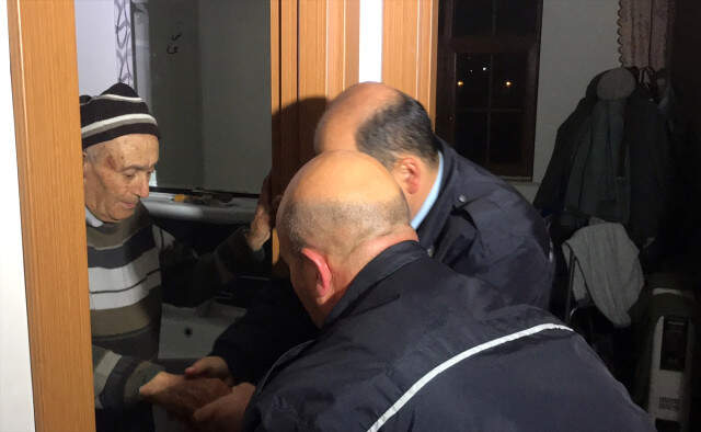 Polis Zamanla Yarıştı! Evinin Tuvaletinde Mahsur Kalan Yaşlı Adam Kurtarıldı Polis Zamanla Yarıştı! Evinin Tuvaletinde Mahsur Kalan Yaşlı Adam Kurtarıldı