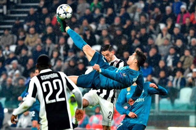 Ronaldo'nun Rövaşata Golünü Taklit Etmeye Çalışan Gazeteci, Bileğini Kırdı