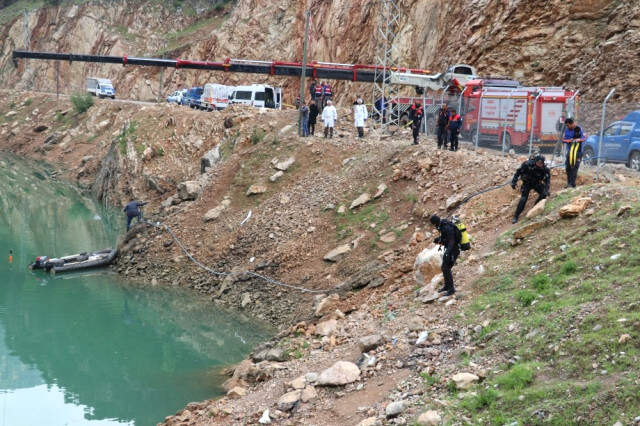 Otomobilleri Göle Uçan Baba ve Oğullarını Arama Çalışmaları Sürüyor