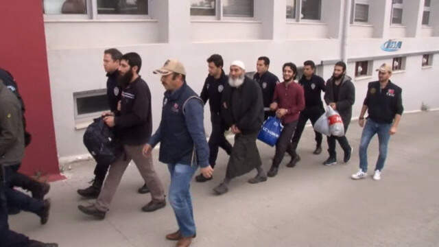 DEAŞ'ın İstihbaratçısı ve Celladı Yakalandı! Engelli Küçük Yeğenini Canlı Bomba Yapıp Patlatmış DEAŞ'ın İstihbaratçısı ve Celladı Yakalandı! Engelli Küçük Yeğenini Canlı Bomba Yapıp Patlatmış