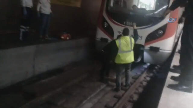 Marmaray'daki Panik Anları Kamerada Marmaray'da Raylara Düşerek Ölen Yolcunun Ardından İstasyondaki Panik Anları Kamerada