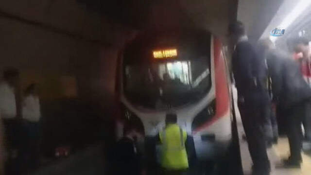 Marmaray'daki Panik Anları Kamerada Marmaray'da Raylara Düşerek Ölen Yolcunun Ardından İstasyondaki Panik Anları Kamerada