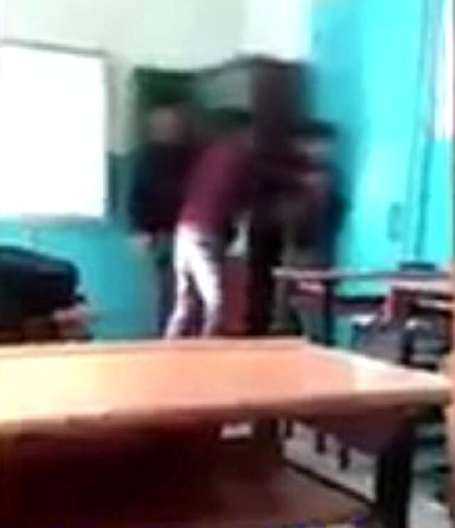 Sınıfta Öğrencilerini Kavga Ettirdiği Görüntüler Ortaya Çıktı, Matematik Öğretmeni Açığa Alındı