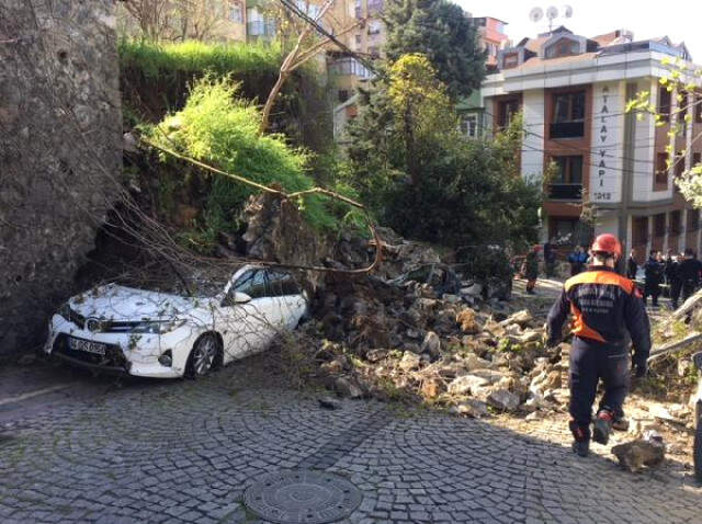 Beşiktaş'ta İstinat Duvarı Çöktü, 3 Araç Hurdaya Döndü