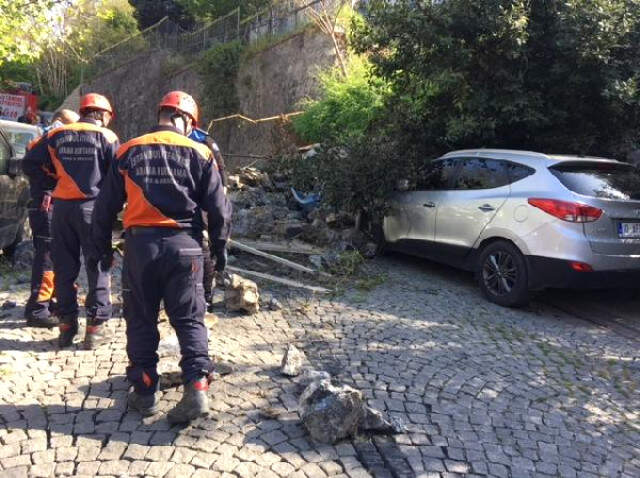 Beşiktaş'ta İstinat Duvarı Çöktü, 3 Araç Hurdaya Döndü