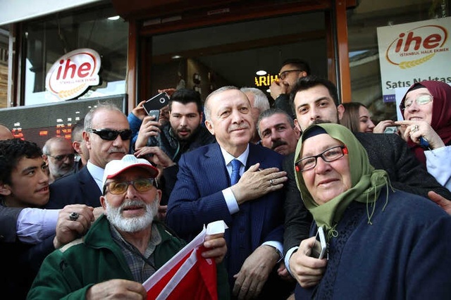 Cumhurbaşkanı Erdoğan, Halkın Arasına Karıştı, Esnafla Diyaloğu Güldürdü