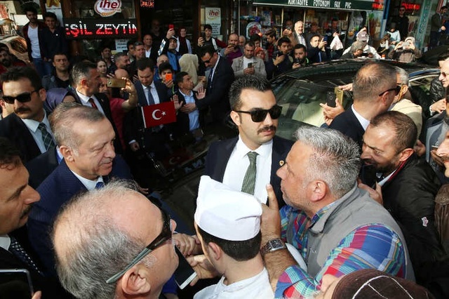 Cumhurbaşkanı Erdoğan, Halkın Arasına Karıştı, Esnafla Diyaloğu Güldürdü