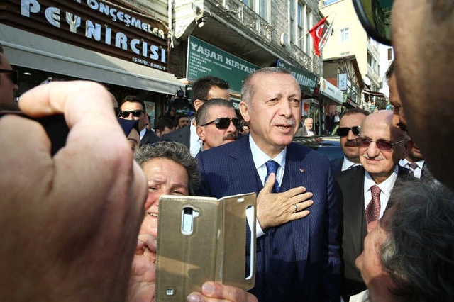 Cumhurbaşkanı Erdoğan, Halkın Arasına Karıştı, Esnafla Diyaloğu Güldürdü