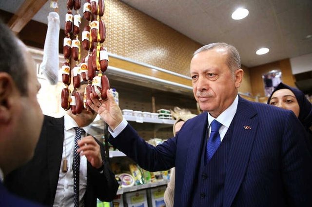 Cumhurbaşkanı Erdoğan, Halkın Arasına Karıştı, Esnafla Diyaloğu Güldürdü