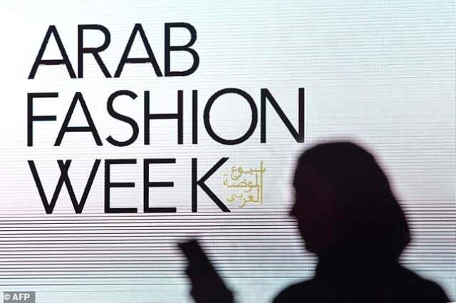 Değişim Rüzgarları Esen Suudi Arabistan'da İlk Kez Moda Haftası Düzenlendi