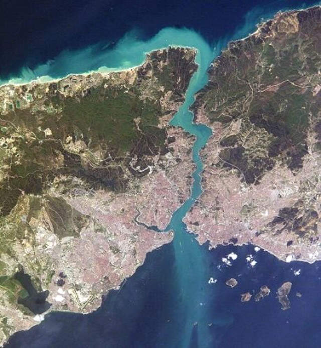 Galatasaray'ın İstanbul Boğazı Şeritli Forması Taraftarı Şaşırttı