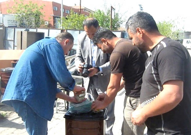 Hurda Olarak Satın Aldığı Sobadan Çıkan Bir Poşet Altını Sahibine Teslim Etti