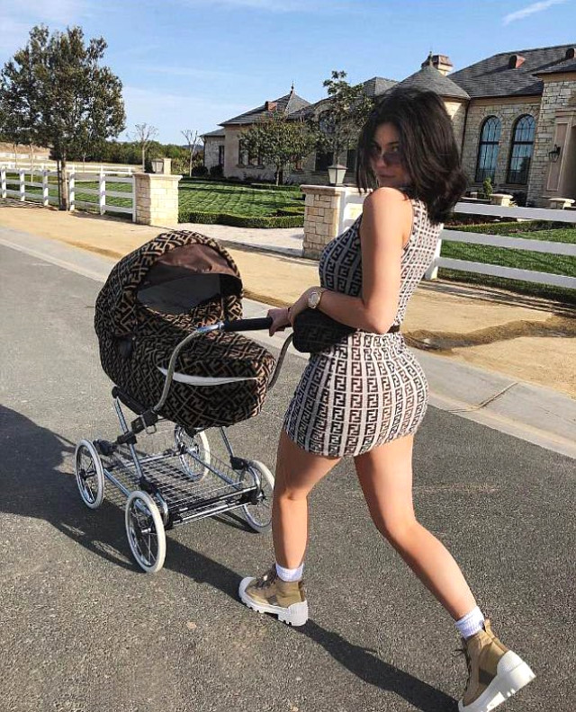 Kızıyla Yürüyüşe Çıkan Kylie Jenner, <a class='keyword-sd' href='/bebek/' title='Bebek'>Bebek</a> Arabasıyla Kombin Yaptı