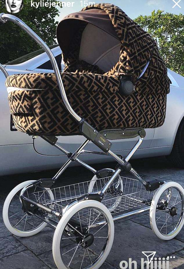 Kızıyla Yürüyüşe Çıkan Kylie Jenner, Bebek Arabasıyla Kombin Yaptı