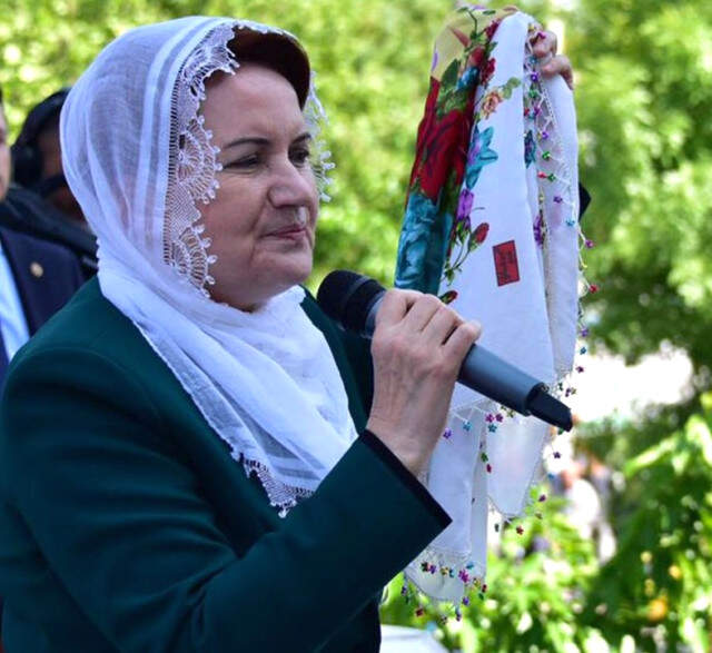 Akşener Beyaz Tülbentle Barış Mesajı Verdi: Erkeklerin Başaramadığını Bizler Başaracağız!
