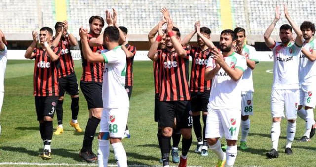 3. Lige Düşen ve Transfer Yasağı Olan Karşıyaka'dan 12 Futbolcu Ayrılıyor