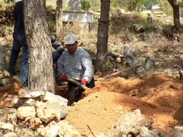 Kuzenlerinin Öz Kardeşleri Olduğunu 70 Yıl Sonra Öğrendi, 6 Mezar Açtırdı