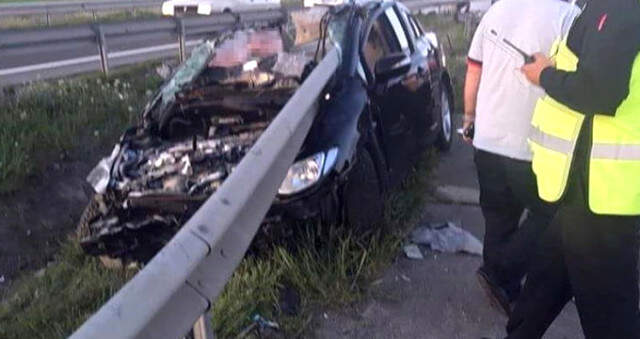 Bariyere Saplanan Otomobilden Sağ Çıktı Mucize Kurtuluş! Sürücü Bariyere Saplanan Otomobilden Sağ Çıktı