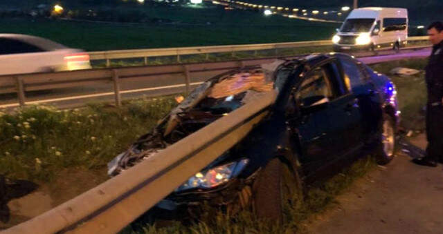 Bariyere Saplanan Otomobilden Sağ Çıktı Mucize Kurtuluş! Sürücü Bariyere Saplanan Otomobilden Sağ Çıktı