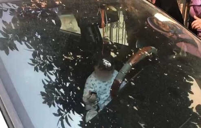 Böyle Araba Aşkı Görülmedi! 2 Yaşında <a class='keyword-sd' href='/bebek/' title='Bebek'>Bebek</a> Anahtarı Alıp Kendisini Otomobile Kilitledi