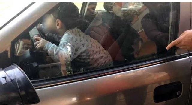 Böyle Araba Aşkı Görülmedi! 2 Yaşında Bebek Anahtarı Alıp Kendisini Otomobile Kilitledi
