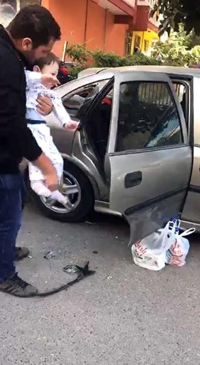 Böyle Araba Aşkı Görülmedi! 2 Yaşında Bebek Anahtarı Alıp Kendisini Otomobile Kilitledi