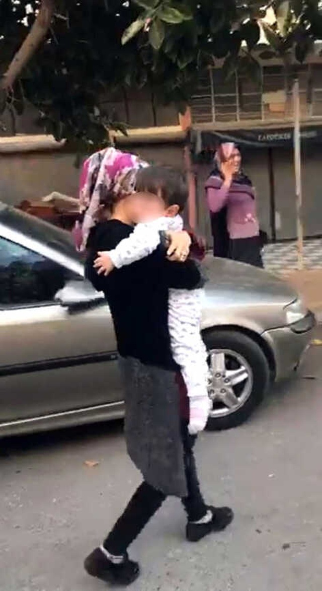 Böyle Araba Aşkı Görülmedi! 2 Yaşında Bebek Anahtarı Alıp Kendisini Otomobile Kilitledi